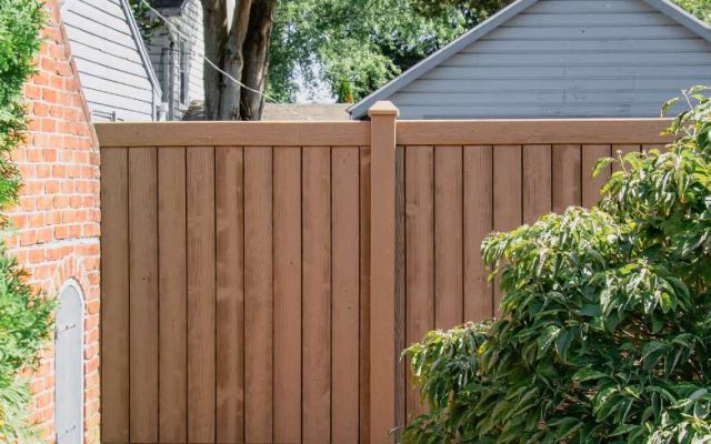 6 Best Brown Vinyl Fences, Swatches & Styles